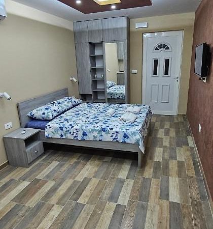 Ekonomic Apartmani Golubovci Екстер'єр фото