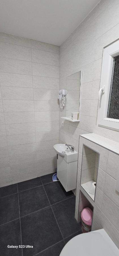 Ekonomic Apartmani Golubovci Екстер'єр фото